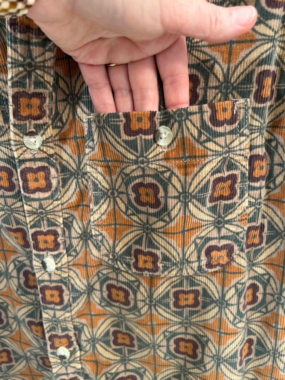 Urban Outfittters Big Corduroy Work Shirt Geometric 70s Print Button Down Sz Sm - Picture 3 of 10